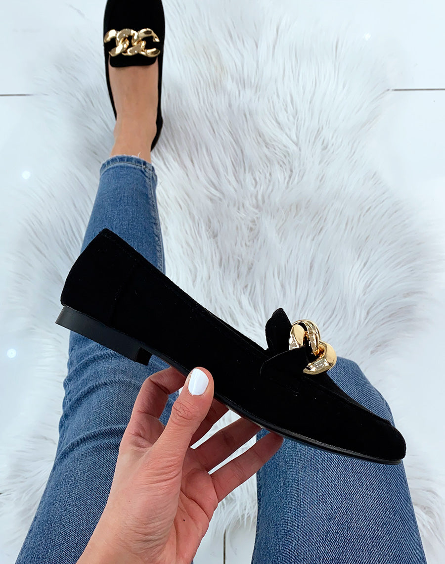 Mocassin en suédine noire et grosse chaîne dorée