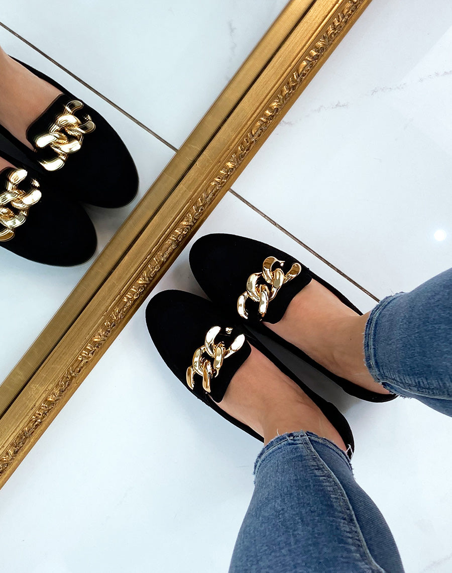 Mocassin en suédine noire et grosse chaîne dorée
