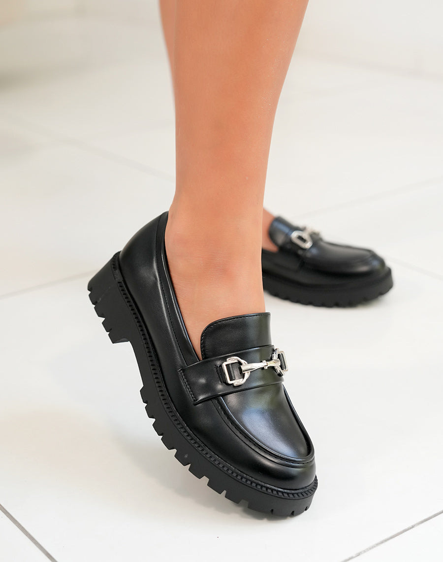 Mocassin femme noir avec semelle crantée et boucle argentée