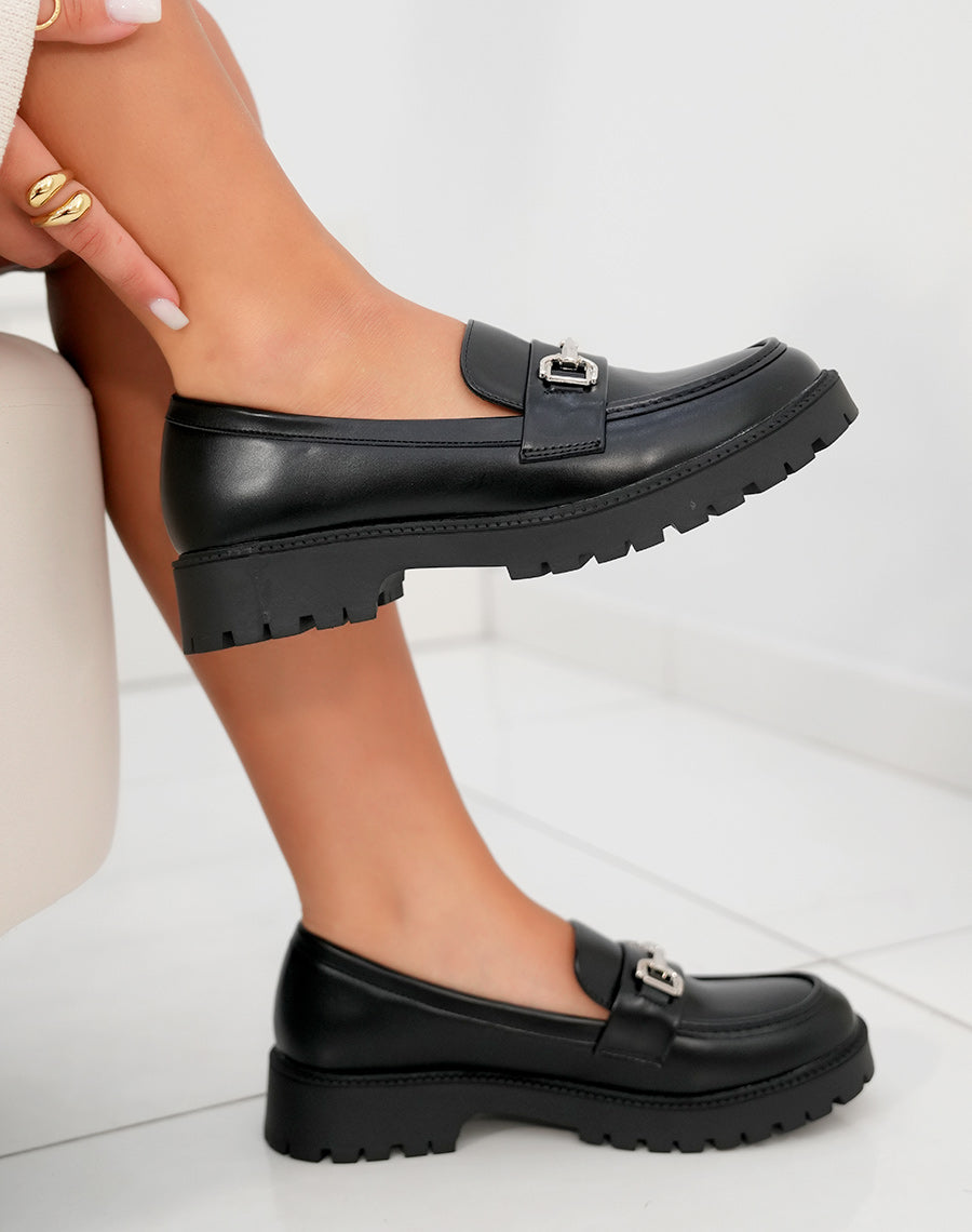 Mocassin femme noir avec semelle crantée et boucle argentée