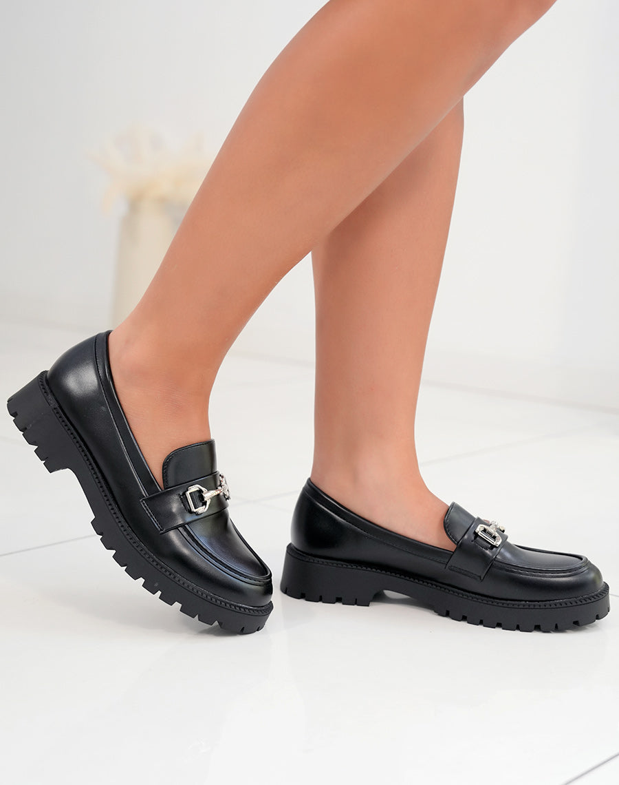 Mocassin femme noir avec semelle crantée et boucle argentée