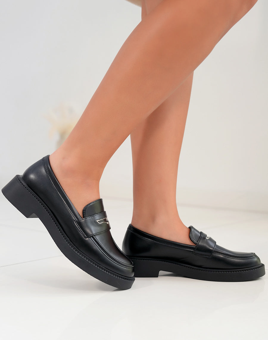 Mocassin femme noir avec semelle lisse et détail argenté