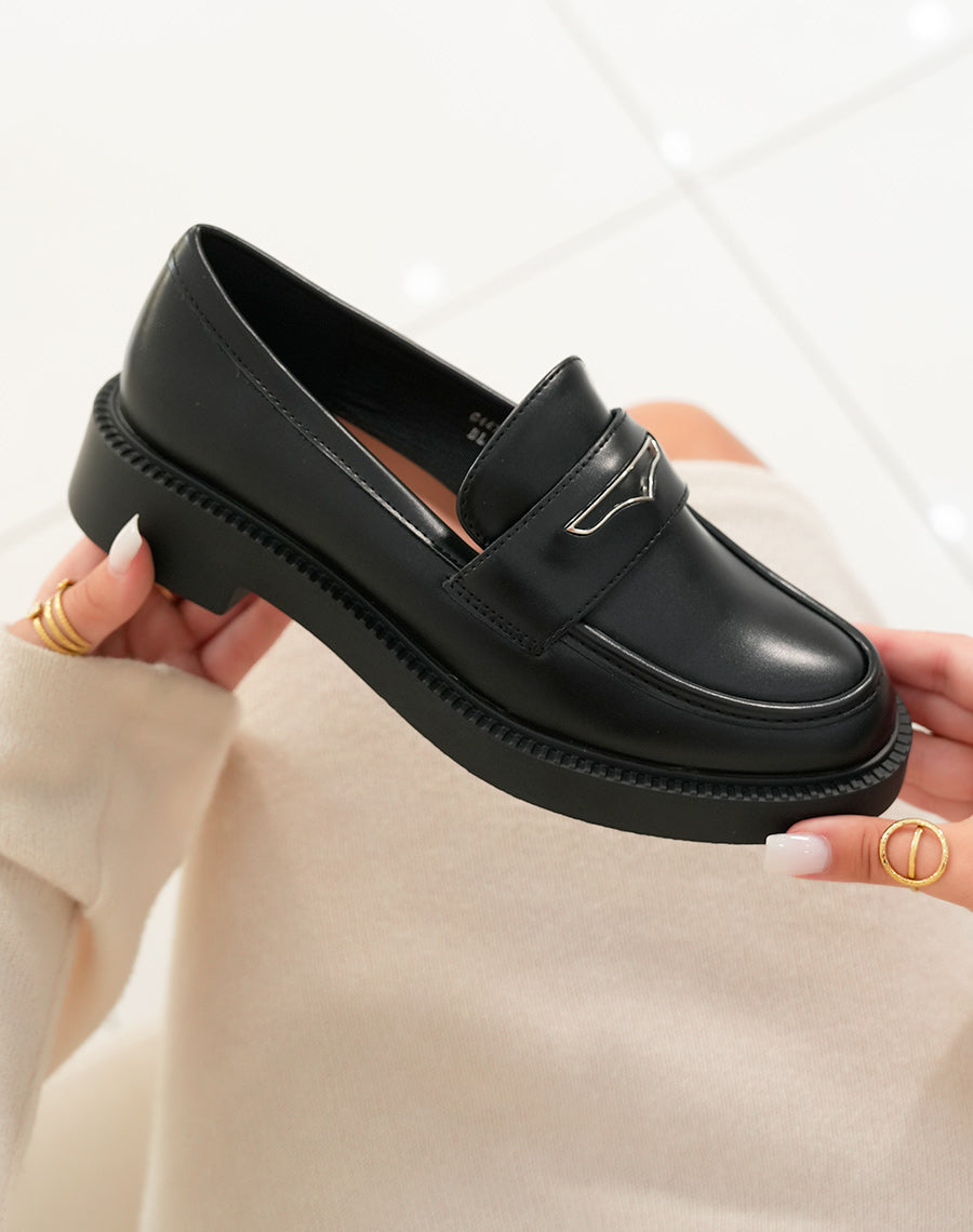 Mocassin femme noir avec semelle lisse et détail argenté