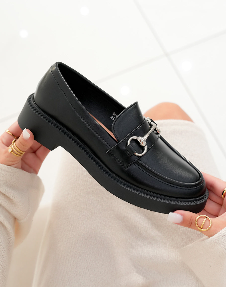 Mocassin femme noir avec semelle lisse et double boucle argentée