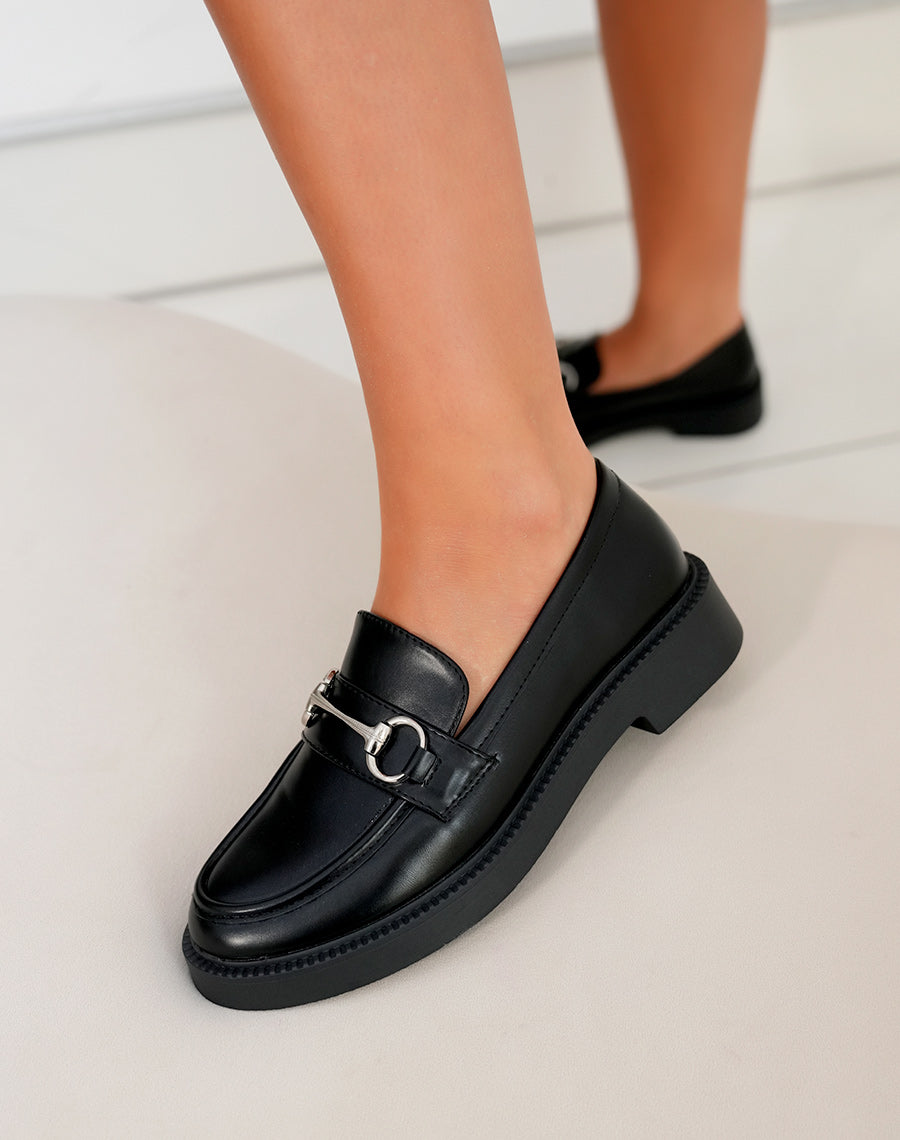 Mocassin femme noir avec semelle lisse et double boucle argentée