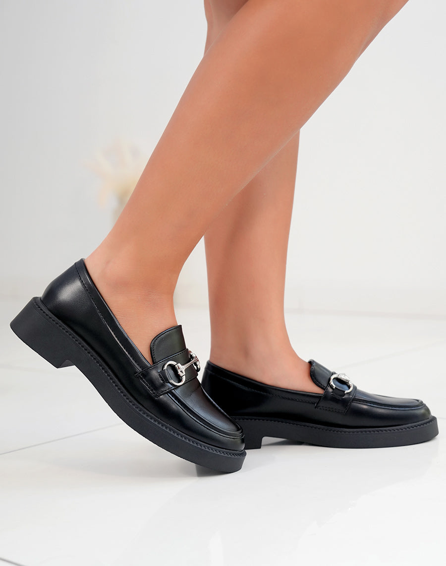 Mocassin femme noir avec semelle lisse et double boucle argentée