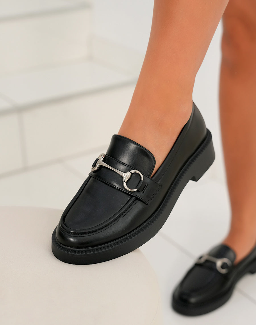 Mocassin femme noir avec semelle lisse et double boucle argentée