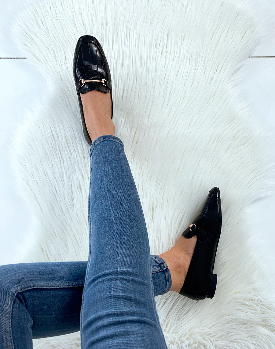 Mocassin noir effet croco en simili cuir à bride doré