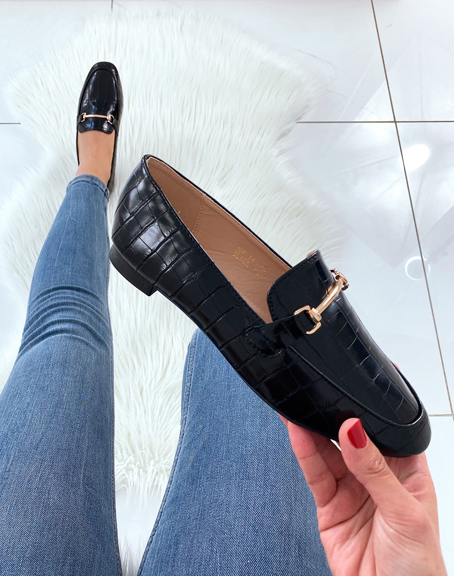 Mocassin noir effet croco en simili cuir à bride doré