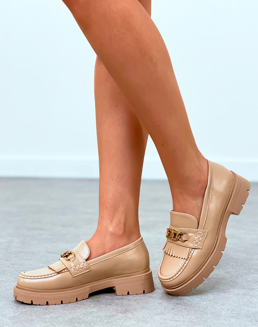 Mocassins beige à détail dorée et semelle épaisse crantée