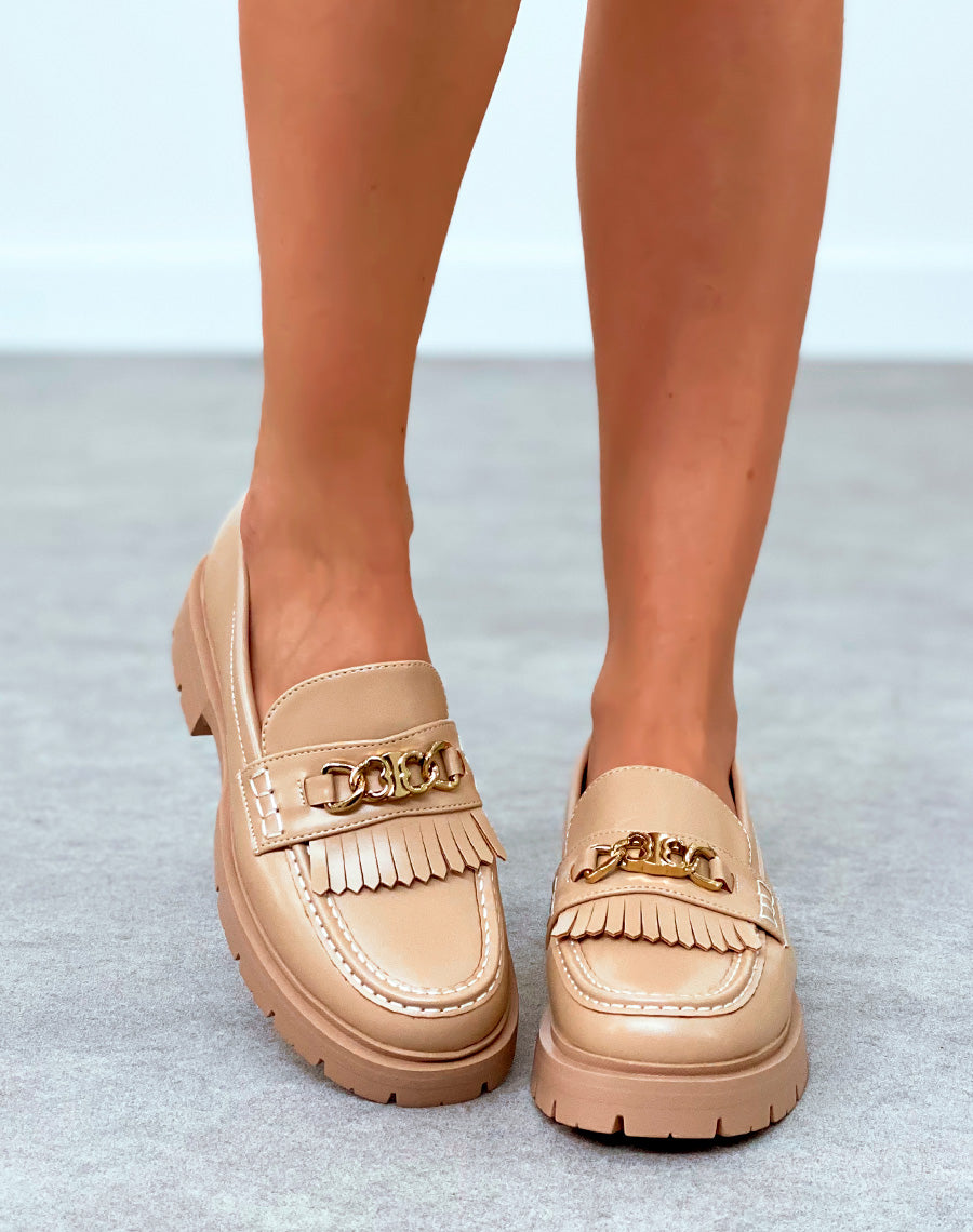 Mocassins beige à détail dorée et semelle épaisse crantée