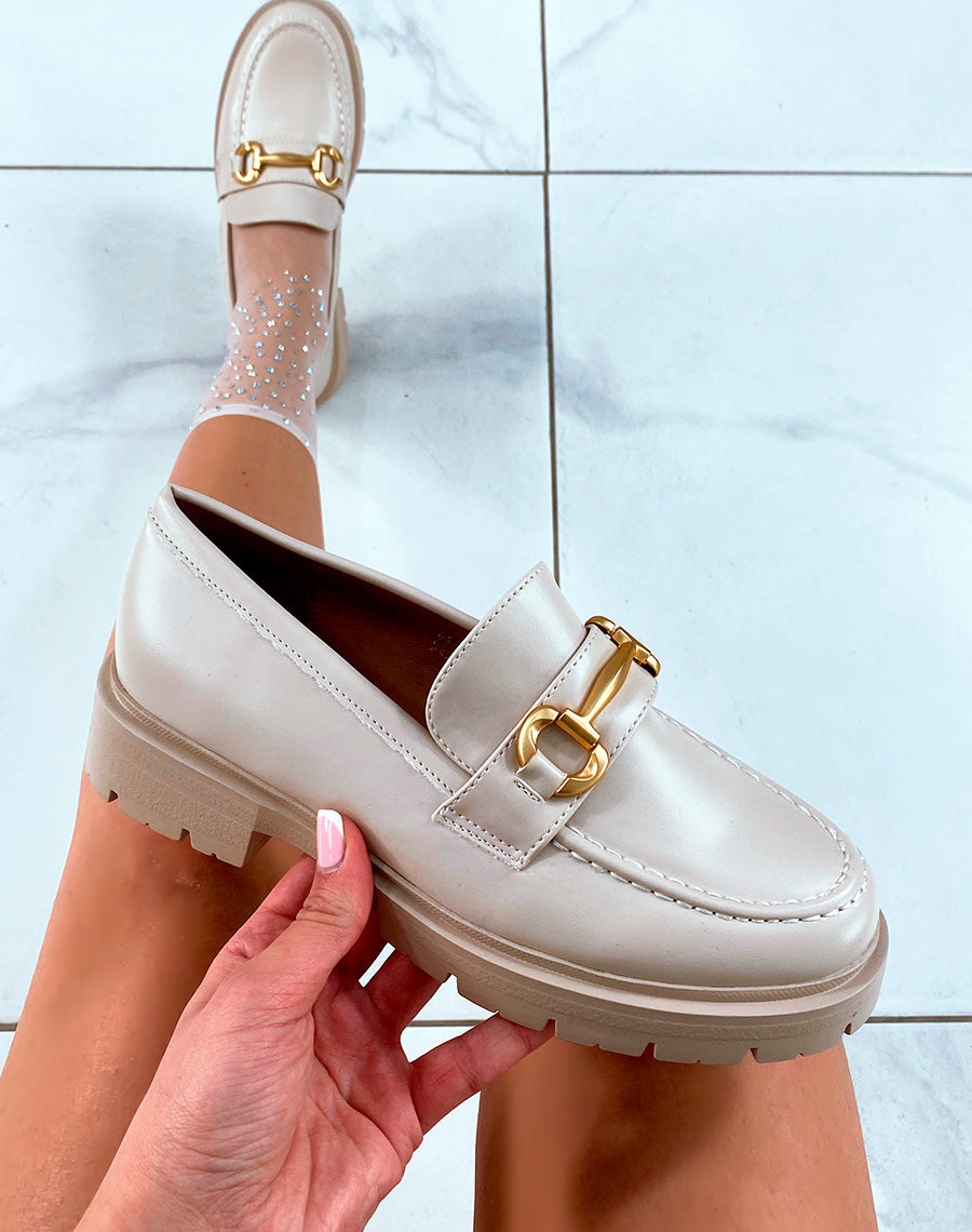 Mocassins beige à détail doré pour femme