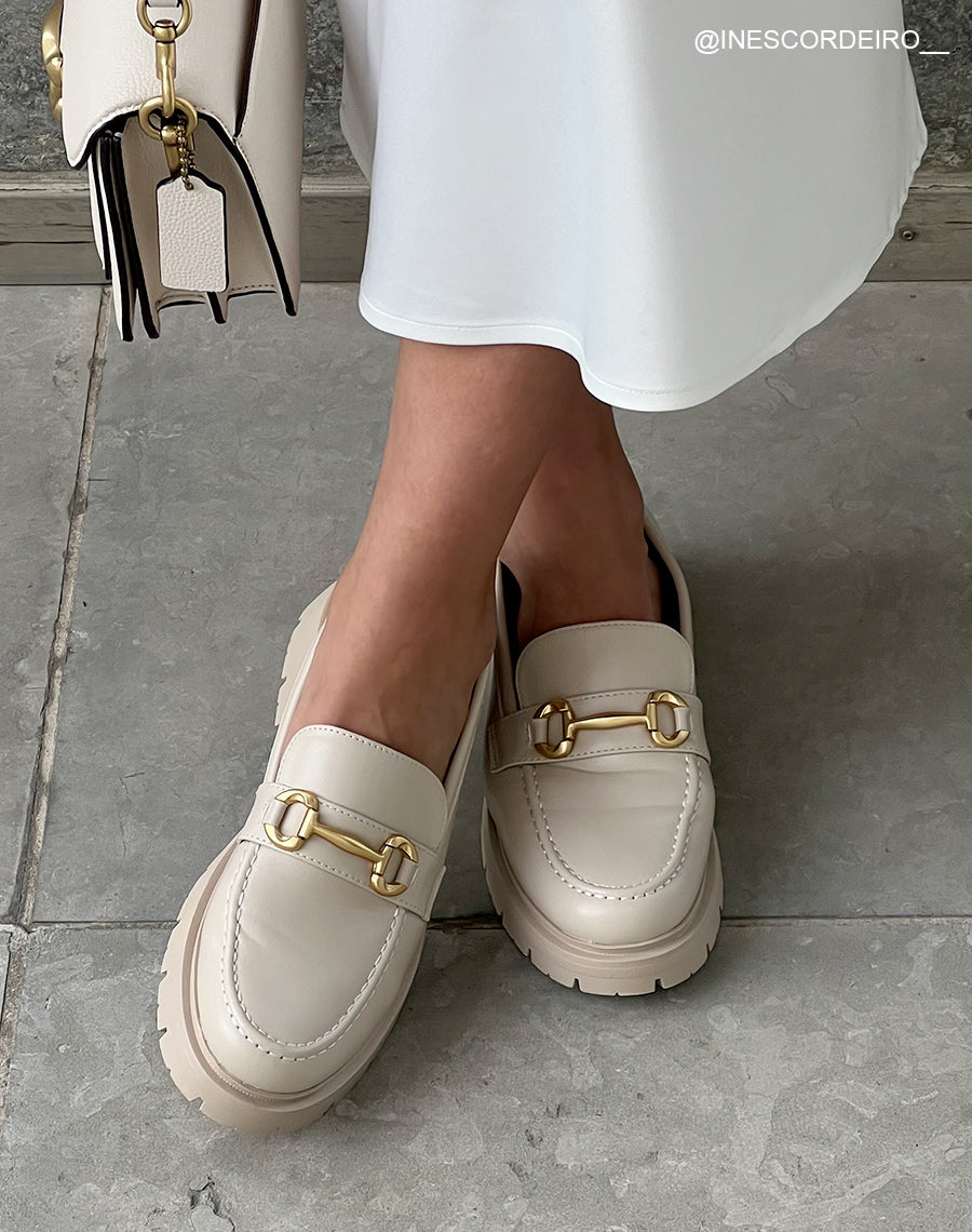 Mocassins beige à détail doré pour femme