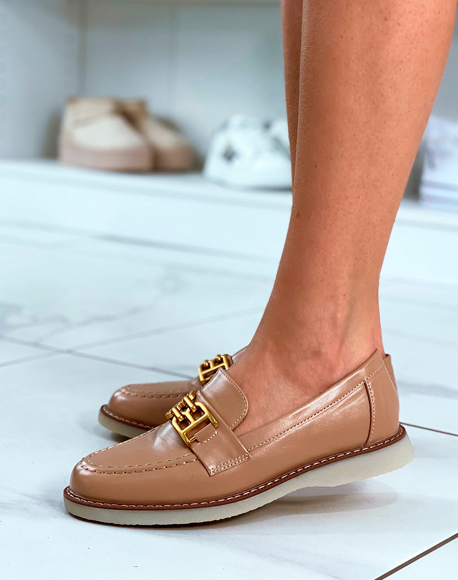 Mocassins beige foncé avec détails dorés mat pour femme