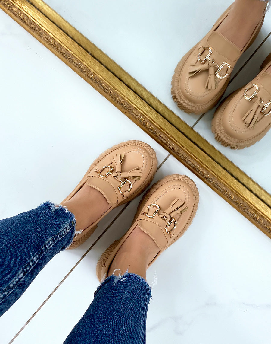 Mocassins beige foncé à franges et détail doré