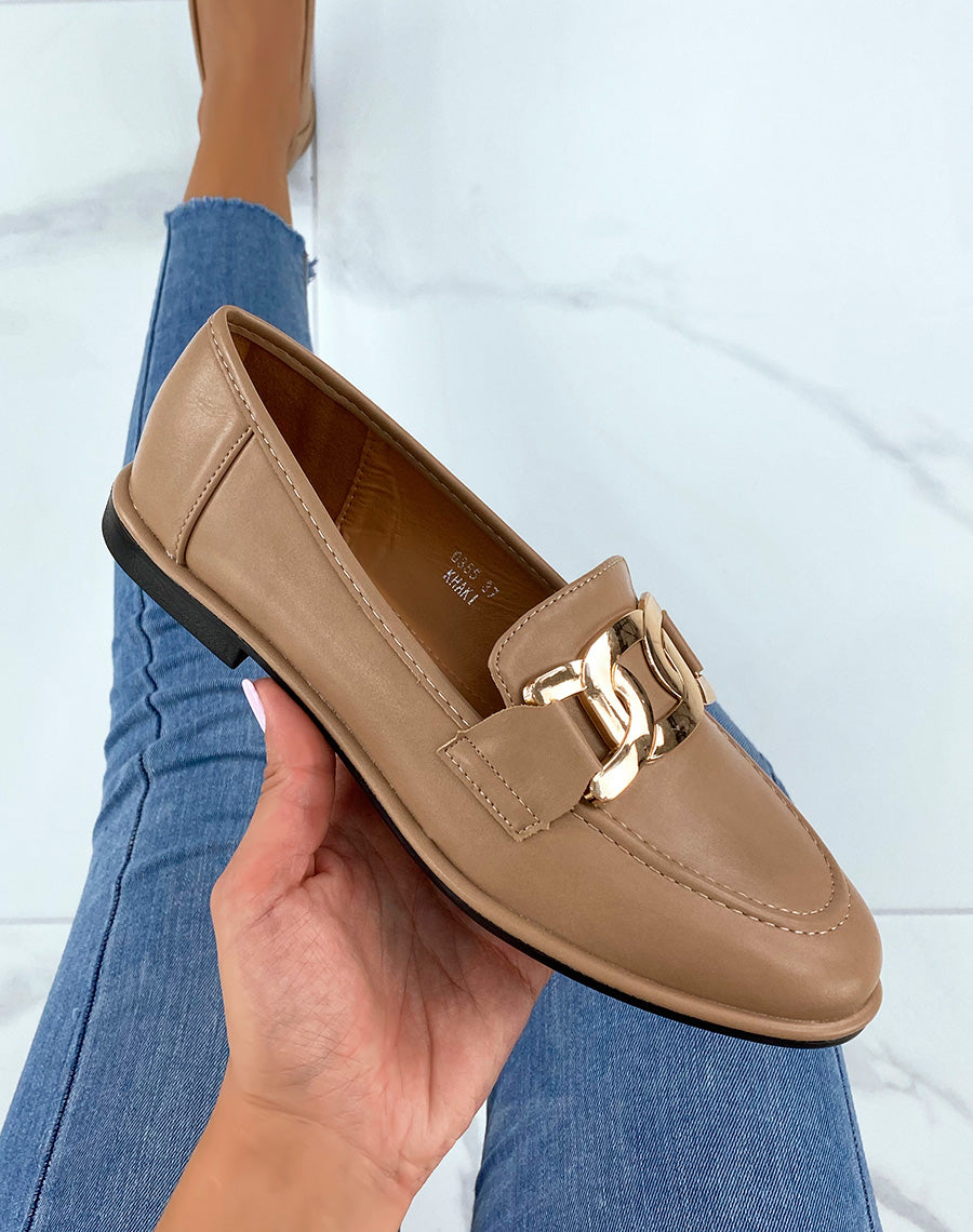 Mocassins beige foncé plats à chaîne dorée
