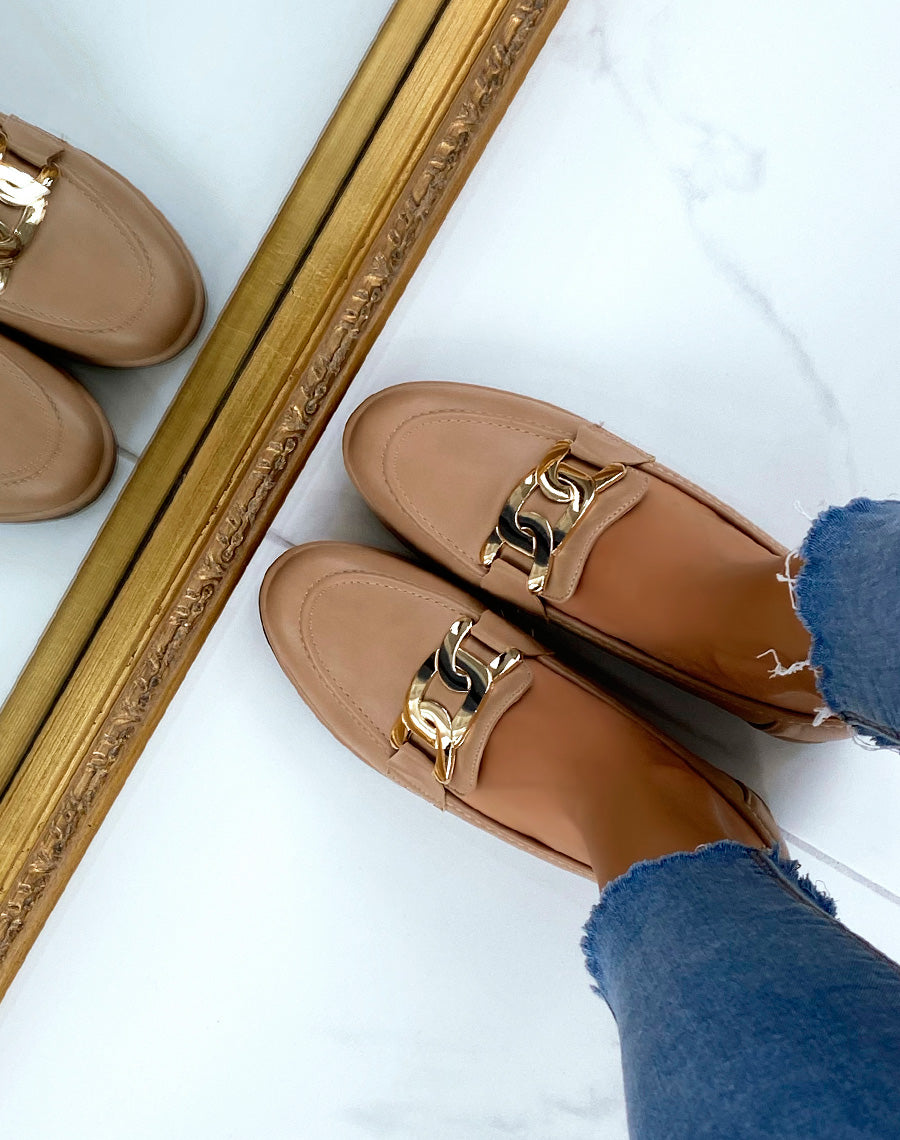 Mocassins beige foncé plats à chaîne dorée