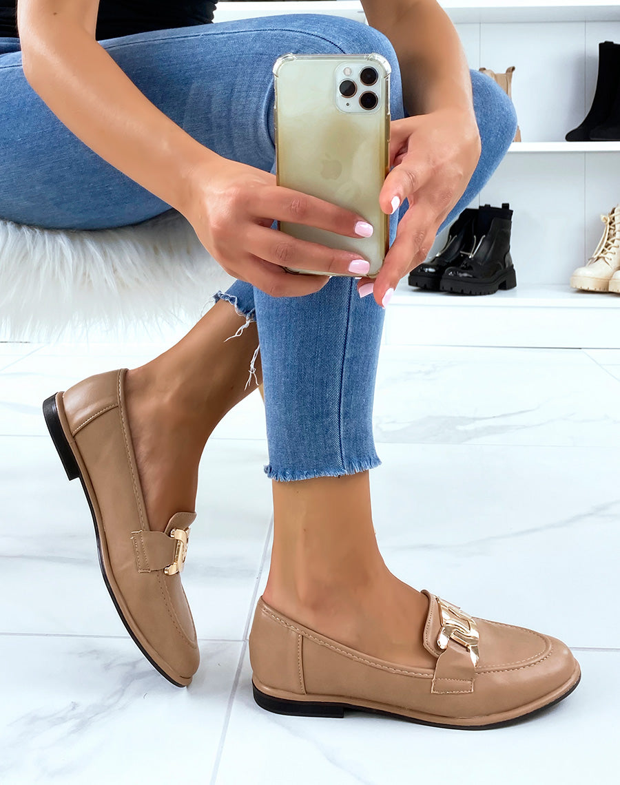 Mocassins beige foncé plats à chaîne dorée