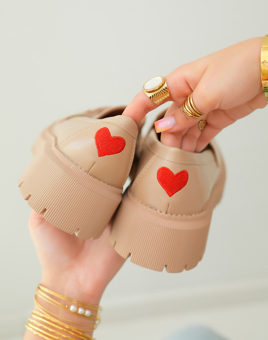 Mocassins beige foncé tendance avec coeur rouge et plateforme crantée