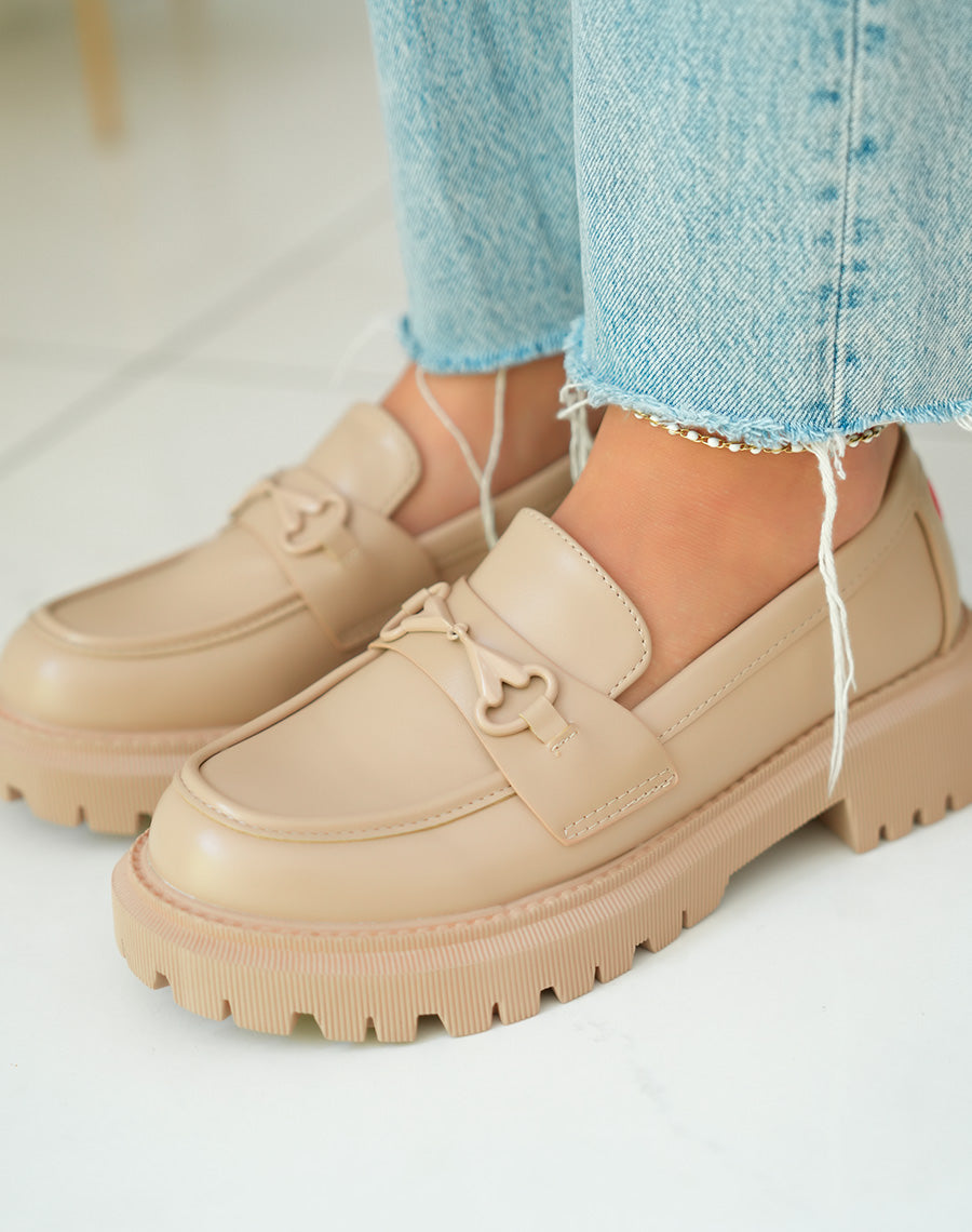Mocassins beige foncé tendance avec coeur rouge et plateforme crantée