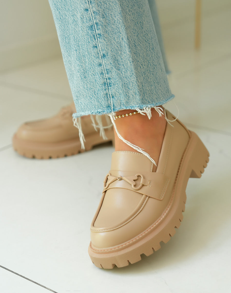 Mocassins beige foncé tendance avec coeur rouge et plateforme crantée