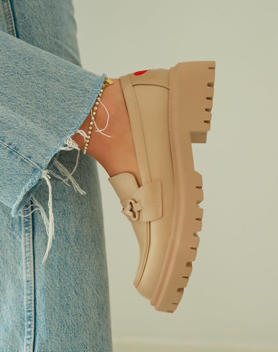 Mocassins beige foncé tendance avec coeur rouge et plateforme crantée
