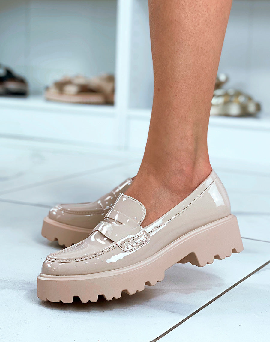 Mocassins beige vernis à semelle épaisse et crantée