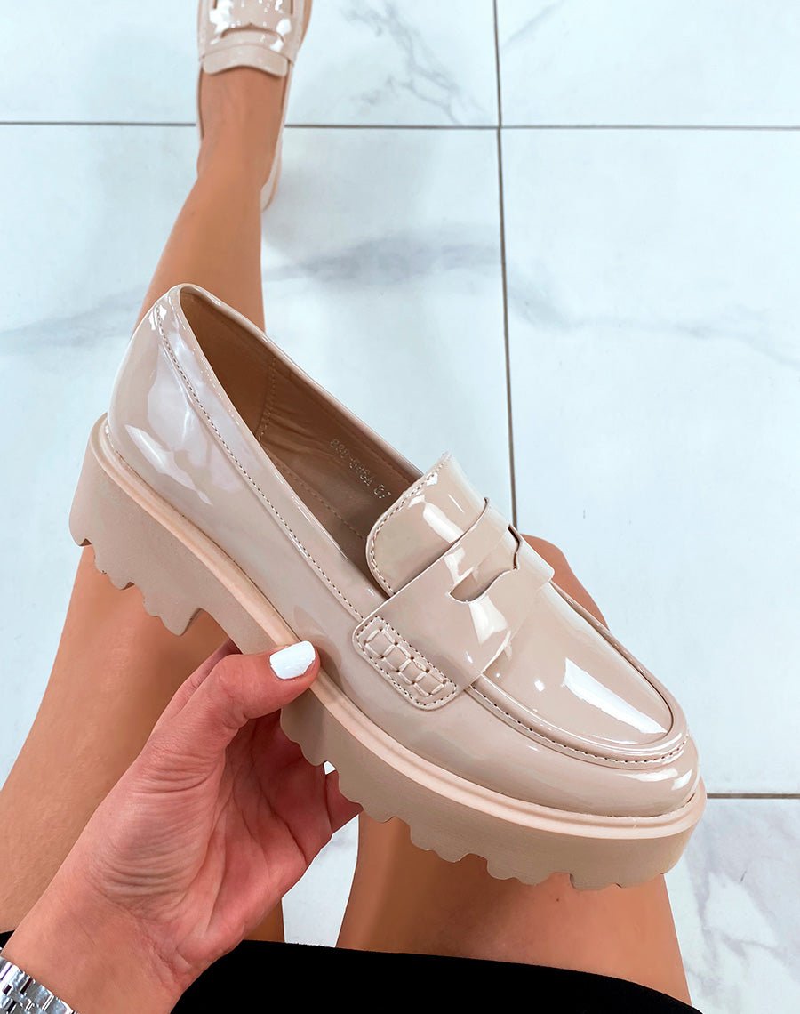 Mocassins beige vernis à semelle épaisse et crantée