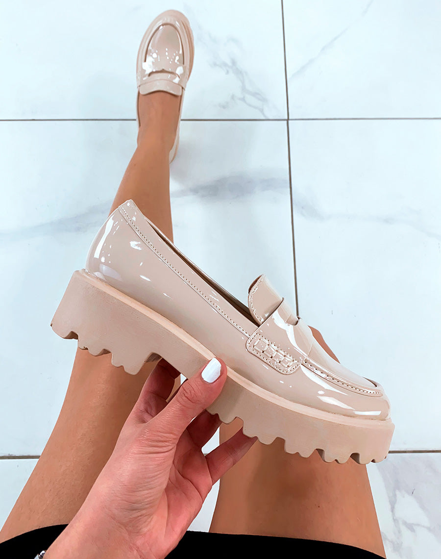 Mocassins beige vernis à semelle épaisse et crantée