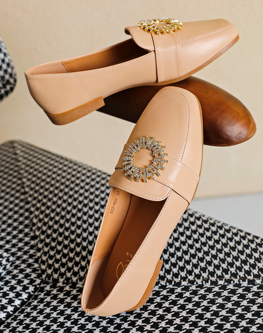 Mocassins beiges avec détail doré
