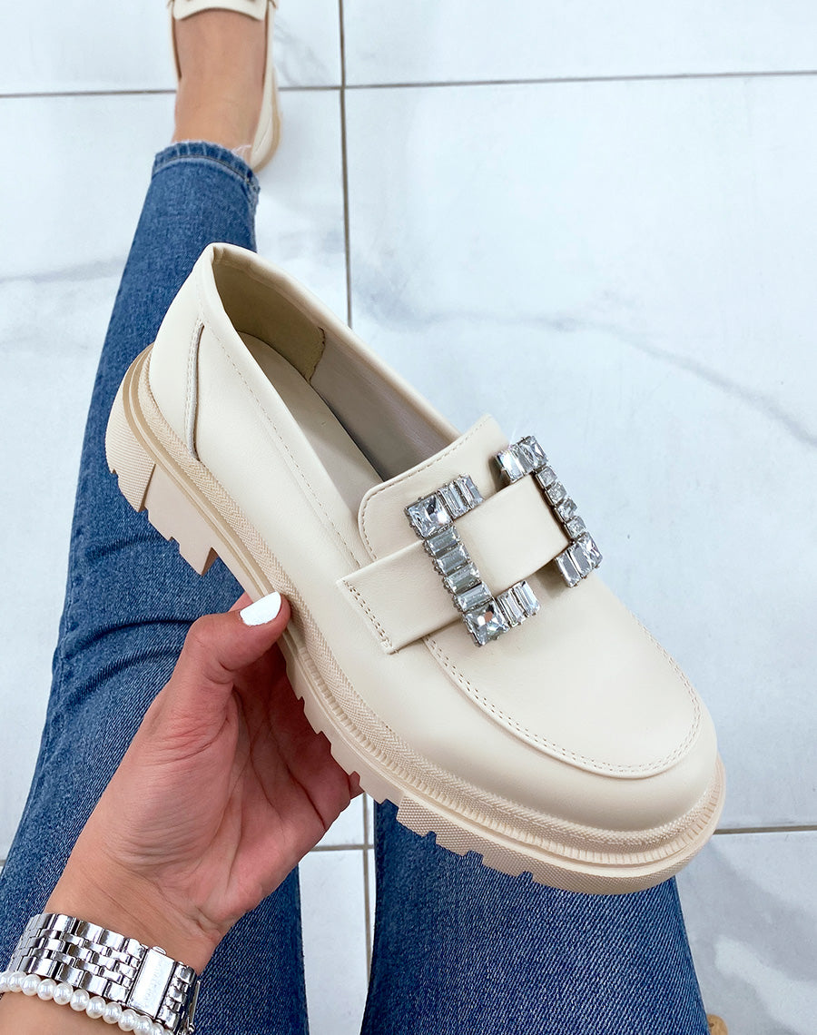 Mocassins beiges avec empiècement strass carré et semelle crantée