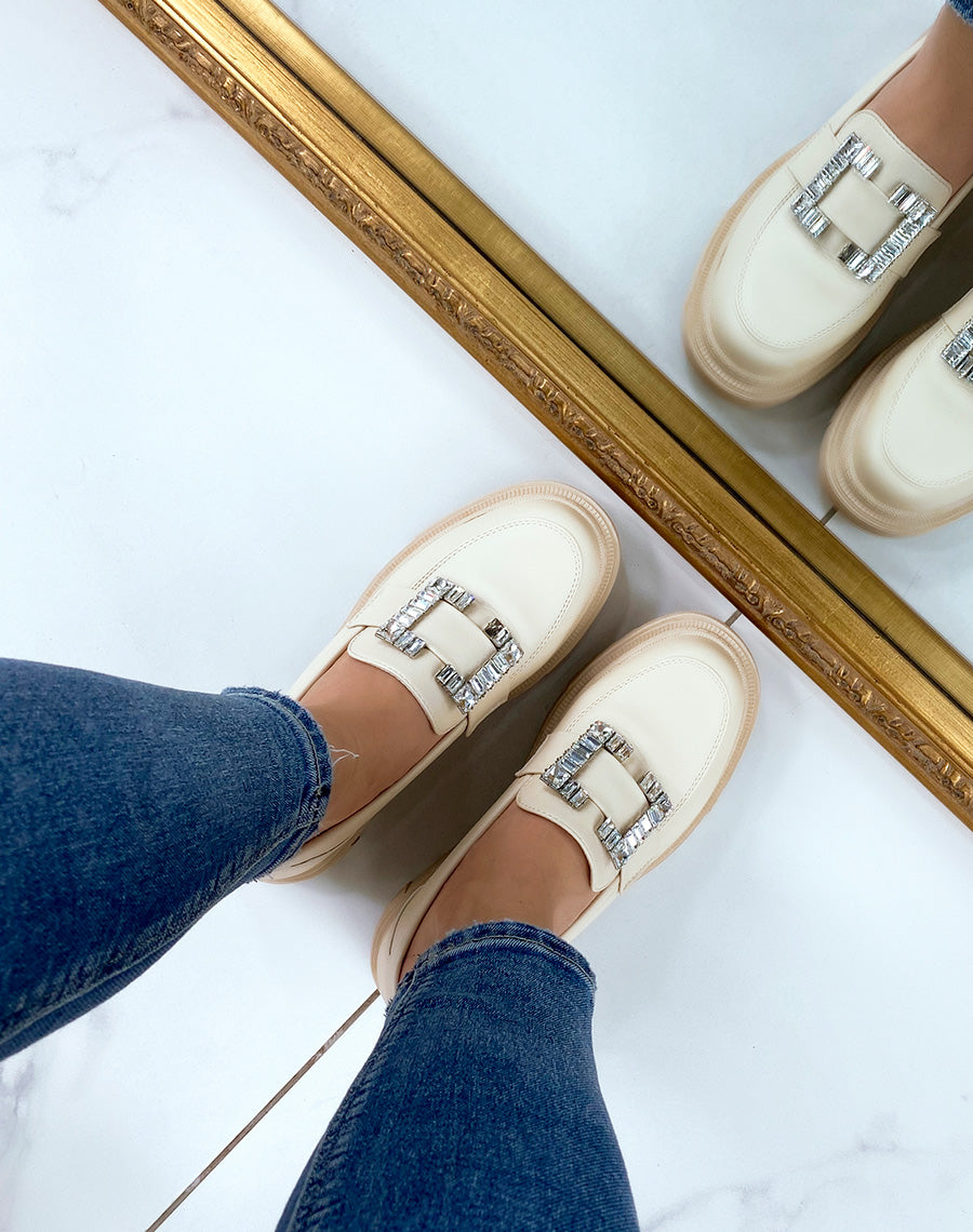Mocassins beiges avec empiècement strass carré et semelle crantée
