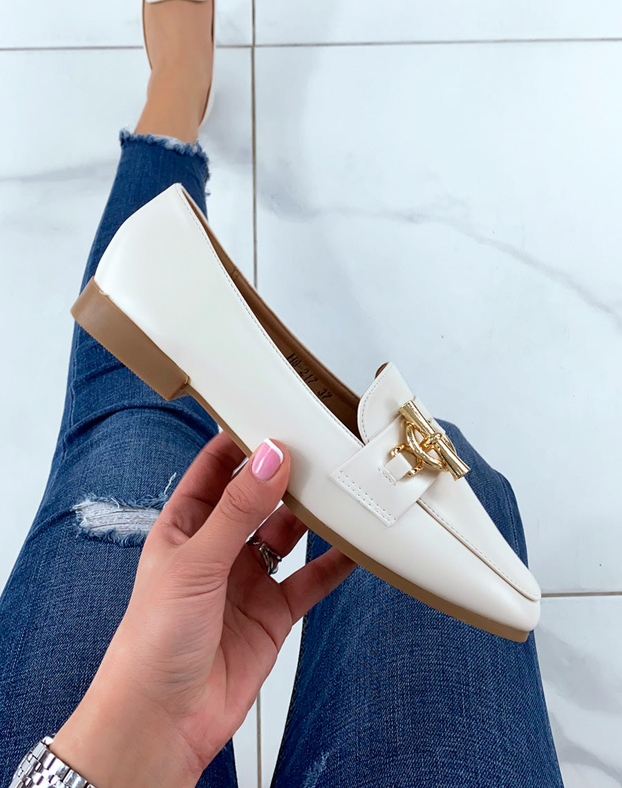 Mocassins beiges à boucle dorée