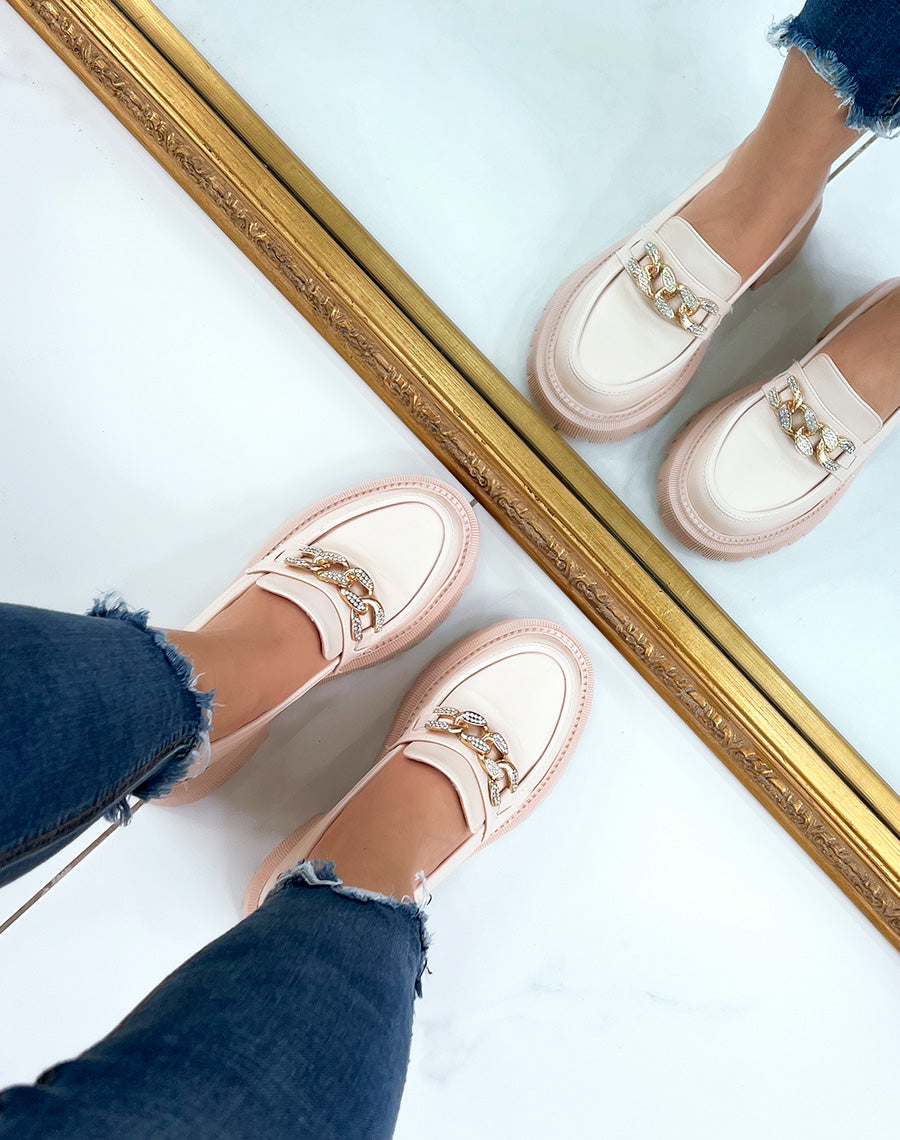Mocassins beiges à chaîne dorée à strass et semelle crantée