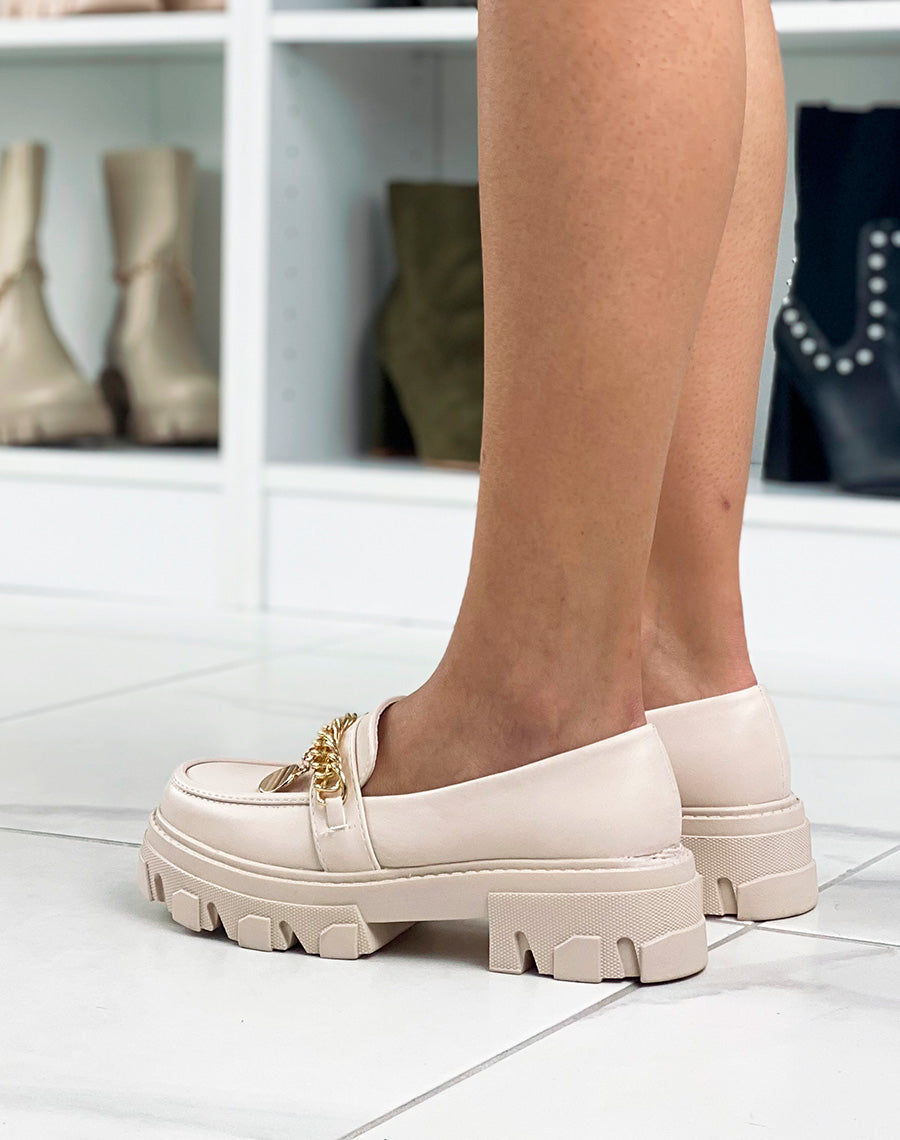 Mocassins beiges à chaîne et bijou doré et semelle crantée