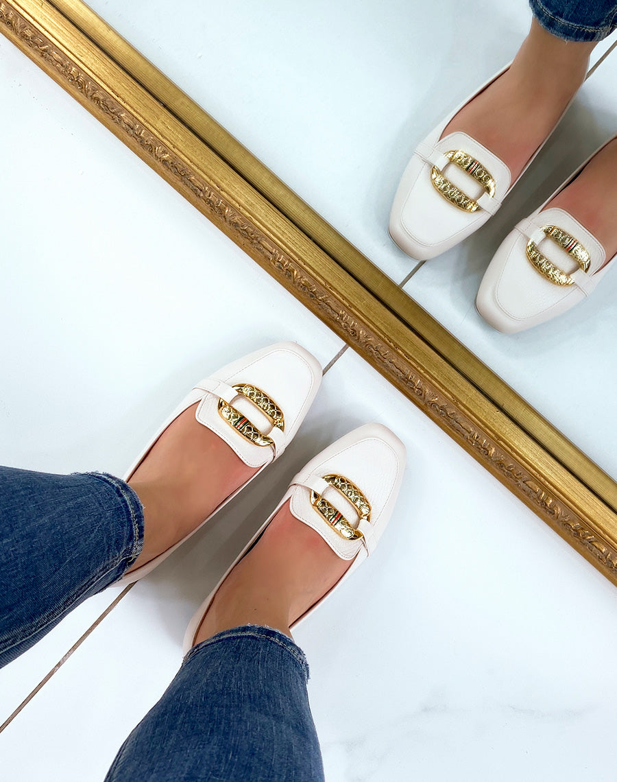 Mocassins beiges à grosse boucle dorée imposante