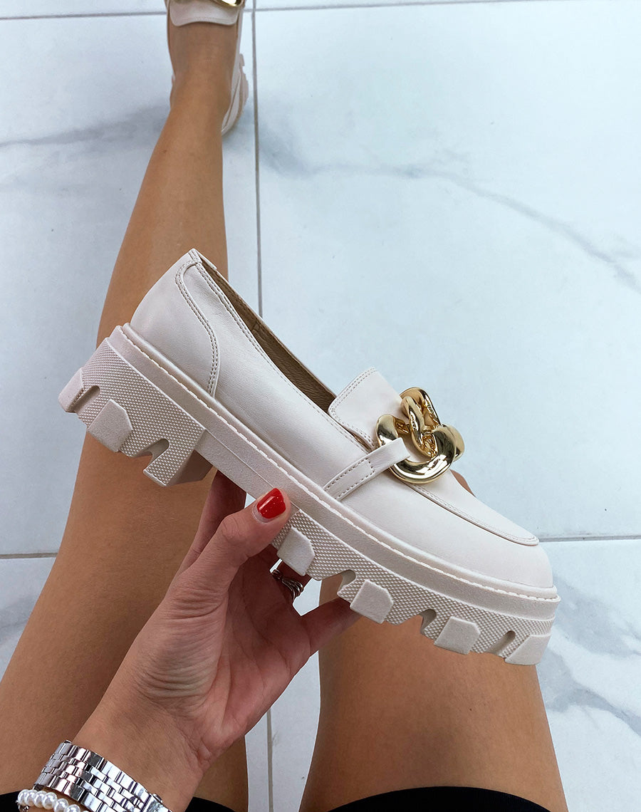 Mocassins beiges à semelle crantée et chaîne dorée