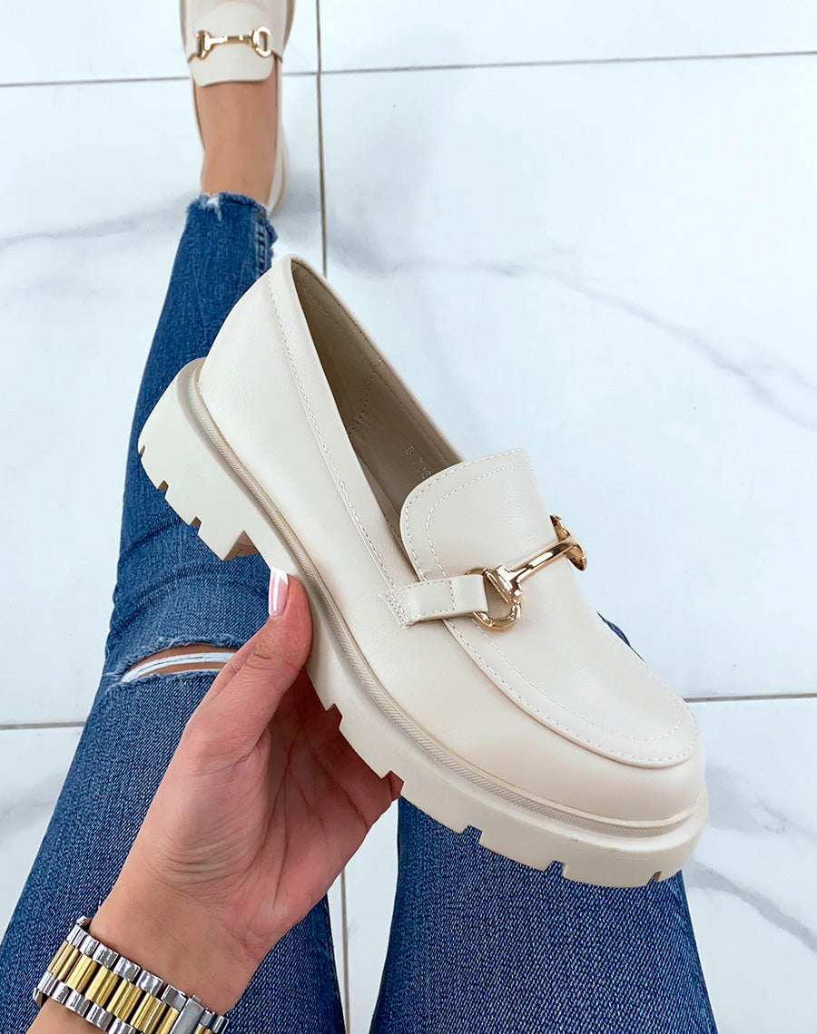 Mocassins beiges à semelle épaisse et crantée