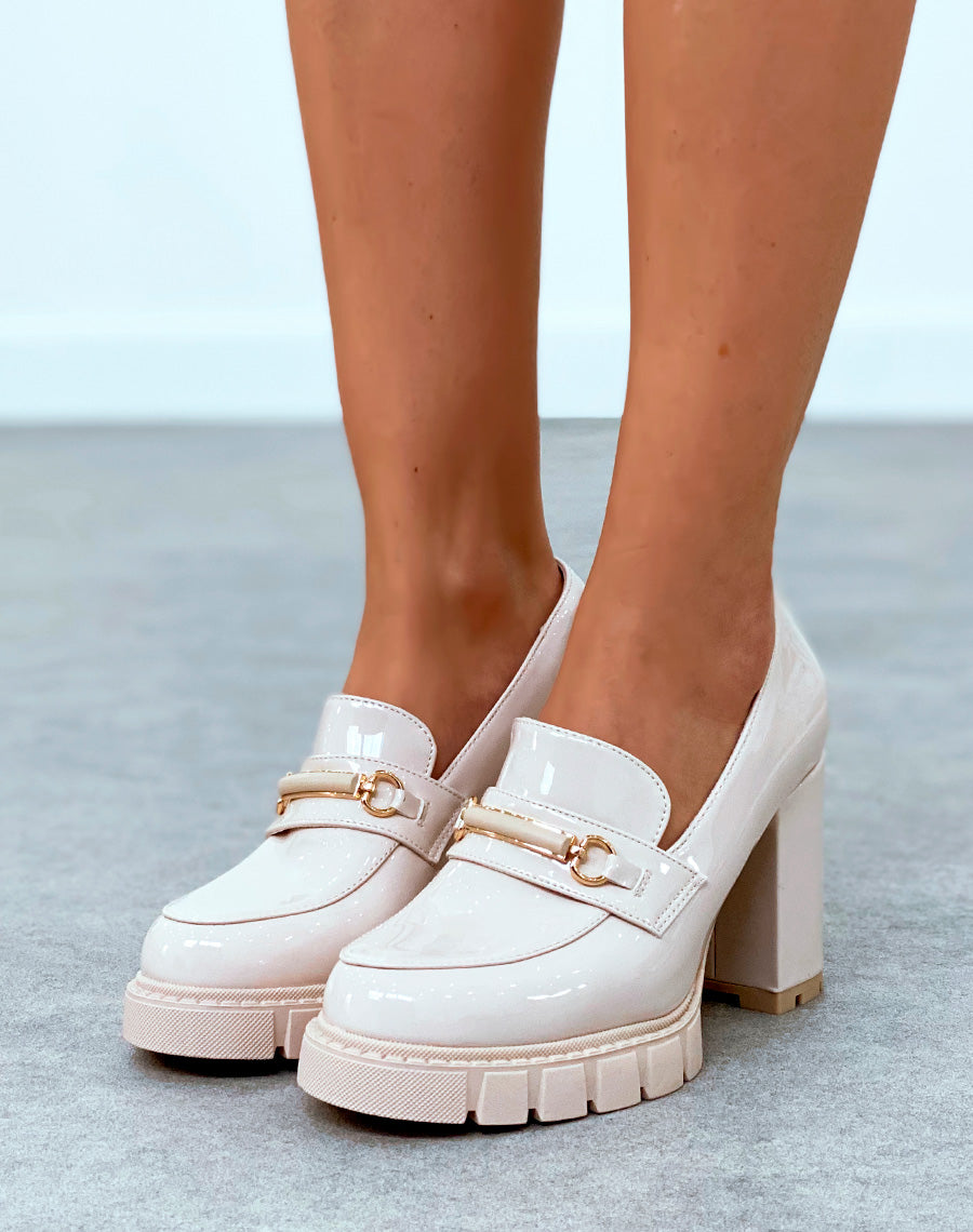 Mocassins beiges vernis à talon haut crantée et à détail doré