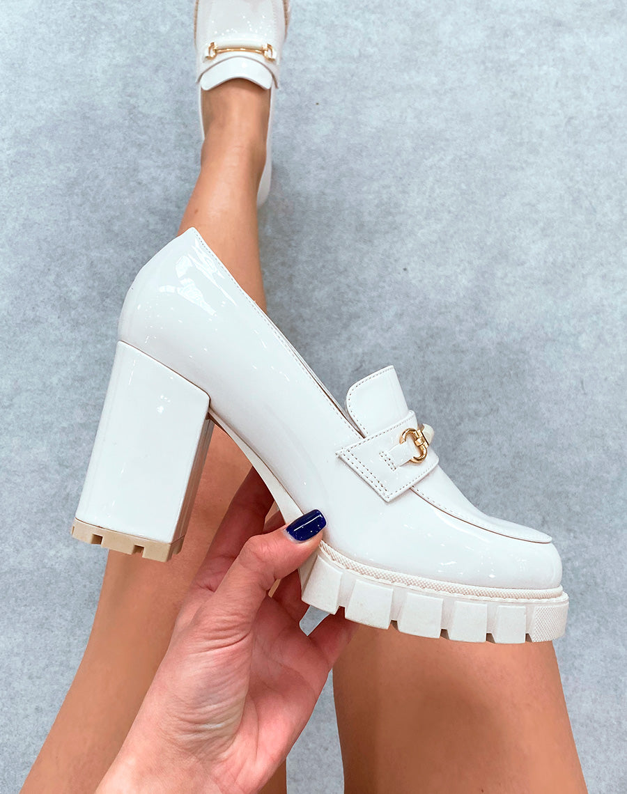 Mocassins beiges vernis à talon haut crantée et à détail doré