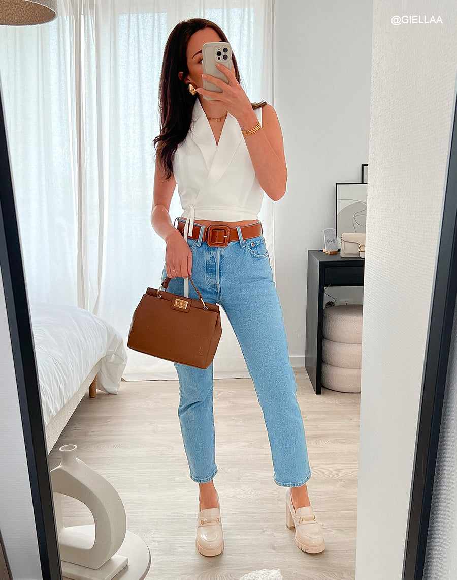 Mocassins beiges vernis à talon haut crantée et à détail doré