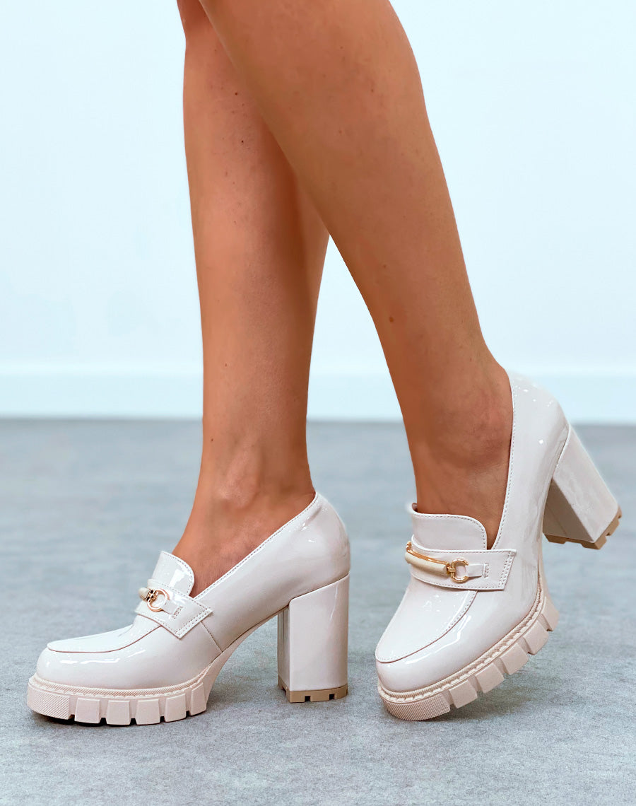 Mocassins beiges vernis à talon haut crantée et à détail doré