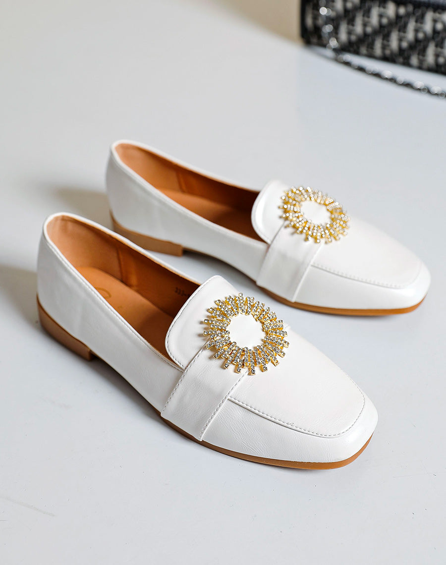 Mocassins blancs avec détail doré