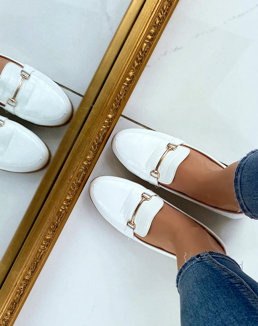 Mocassins blancs effet croco à détail doré