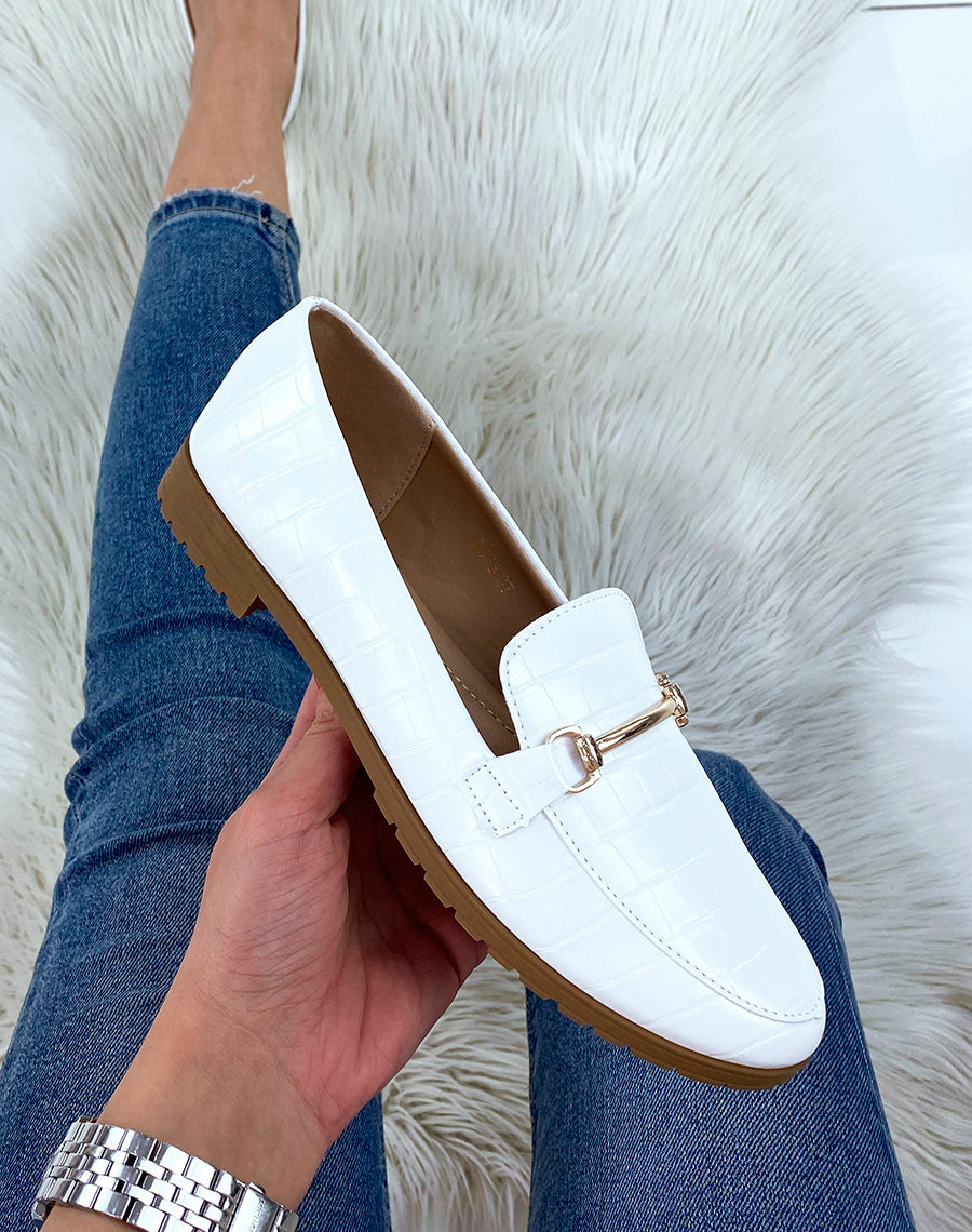 Mocassins blancs effet croco à détail doré