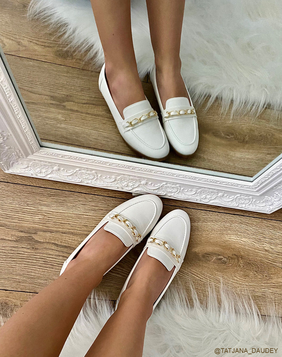 Mocassins blancs à fine chaîne dorée