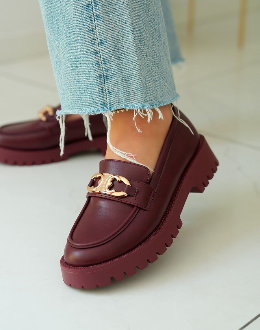 Mocassins bordeaux élégants avec bijou doré et plateforme audacieuse
