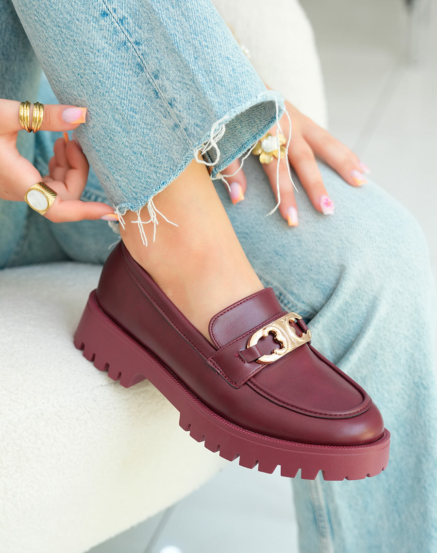 Mocassins bordeaux élégants avec bijou doré et plateforme audacieuse