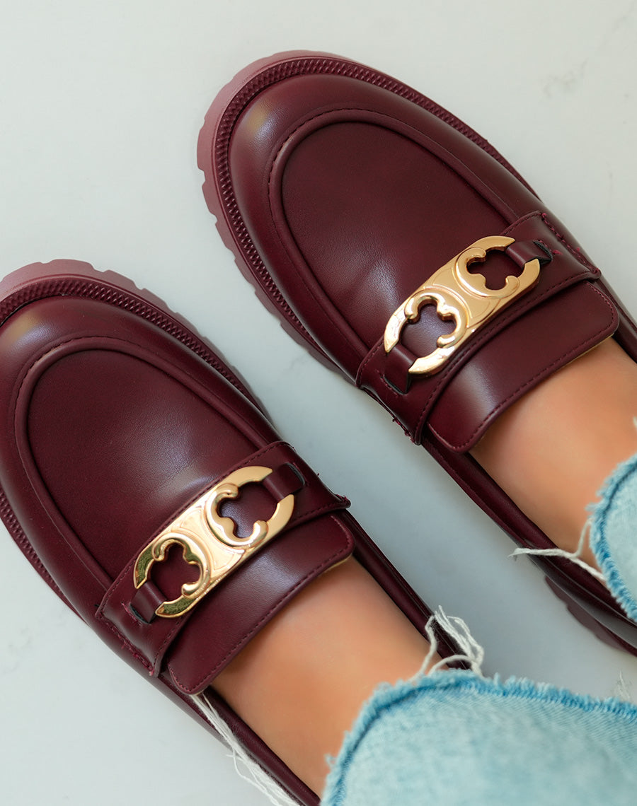 Mocassins bordeaux élégants avec bijou doré et plateforme audacieuse