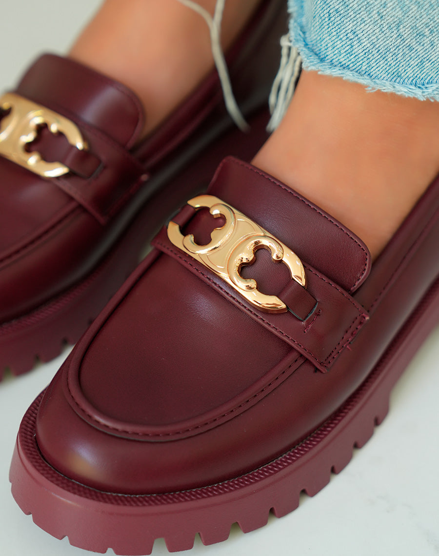 Mocassins bordeaux élégants avec bijou doré et plateforme audacieuse